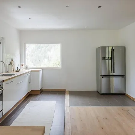 Spacious, Contemporary 5br Chalet With Glacial Views